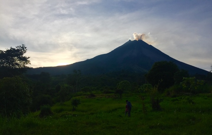 Keningar berlatar Gunung Merapi