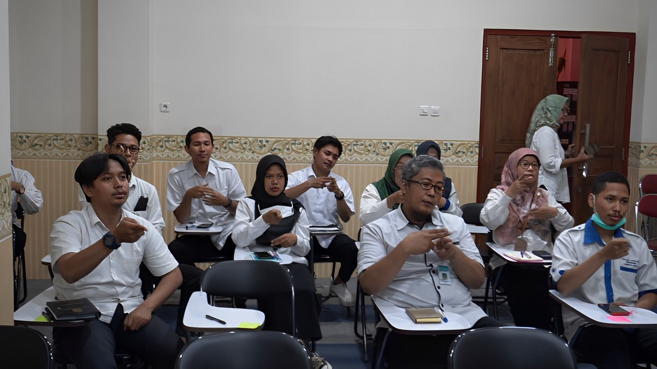 Pelatihan Bahasa Isyarat Bagi Unit Layanan Disabilitas (ULD) Dinas Ketenagakerjaan dan Transmigrasi Kabupaten Bantul