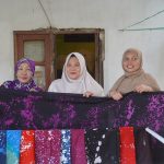 Anggota HWDI Kota Makassar dengan bangga memperlihatkan batik ciprat karya mereka