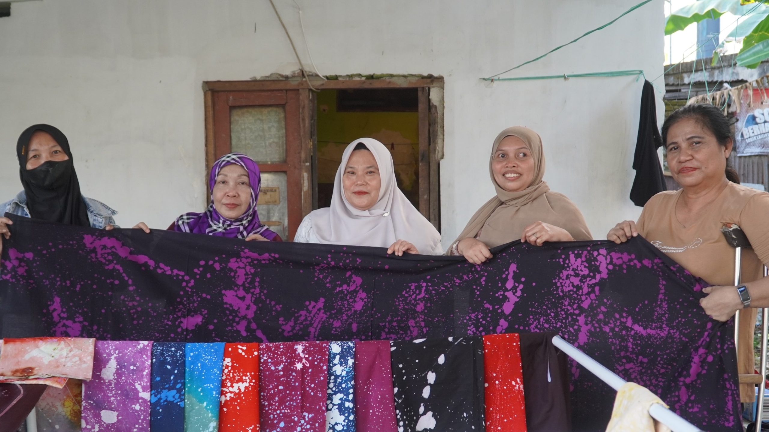 Anggota HWDI Kota Makassar dengan bangga memperlihatkan batik ciprat karya mereka