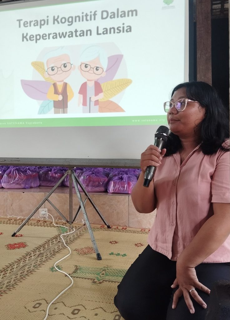 Fasilitator sedang menyampaikan materi Terapi Kognitif bagi lansia.