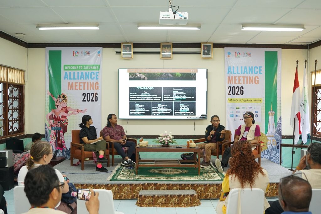 Dr. Samsul Ma'arif, narasumber kegiatan Kunjungan Organisasi sedang menjelaskan praktik baik dalam program kolaboratif bersama SATUNAMA. 