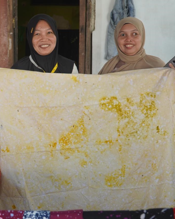 Dua anggota HWDI Kota Makassar menunjukkan batik ciprat buatan mereka